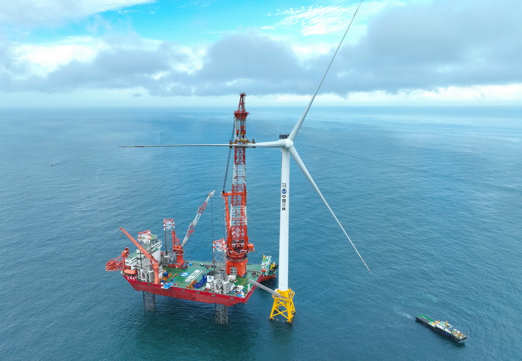 6月19日拍攝的三峽集團漳浦二期海上風(fēng)電項目最后一臺16兆瓦海上風(fēng)電機組葉片安裝現(xiàn)場（無人機照片）。