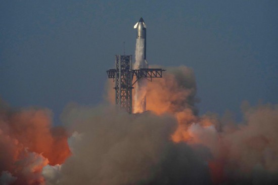 5月27日，美國太空探索技術(shù)公司新一代重型運載火箭“星艦”在得克薩斯州實施第九次試飛。新華社/美聯(lián)