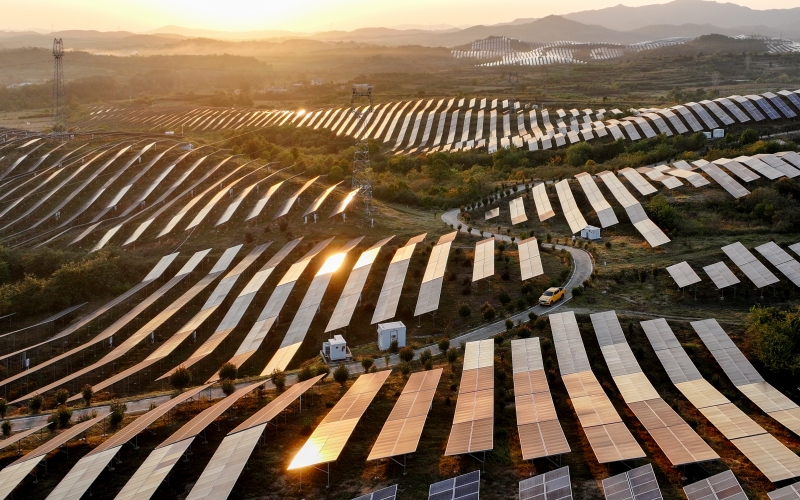 國網(wǎng)湖北電力員工巡檢黃岡市紅安縣信義110千伏光伏發(fā)電項(xiàng)目上網(wǎng)輸電線路。豐俊攝