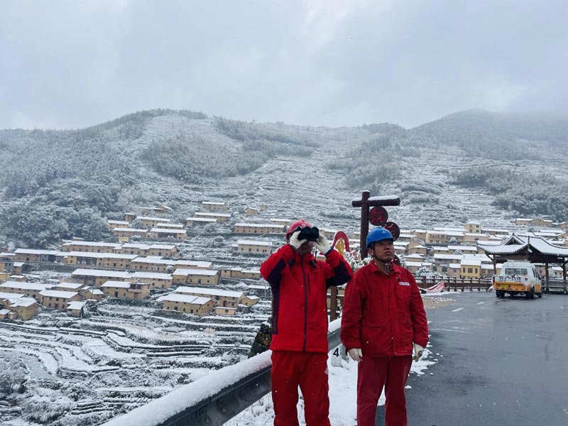 國(guó)網(wǎng)遂昌縣供電公司員工對(duì)高海拔山區(qū)線路利用無(wú)人機(jī)、紅外測(cè)溫對(duì)易覆冰線路、設(shè)備進(jìn)行全方位監(jiān)測(cè)巡視，保障高山群眾溫暖過(guò)冬。祝靈瀟攝