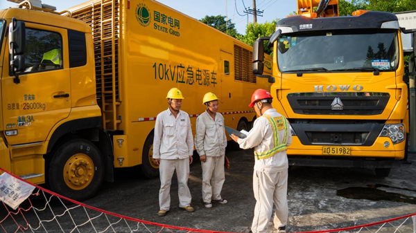 國(guó)網(wǎng)重慶潼南供電公司小渡供電所配合10千伏不停電作業(yè)，開展10千伏發(fā)電機(jī)接入準(zhǔn)備工作。屈思芬攝