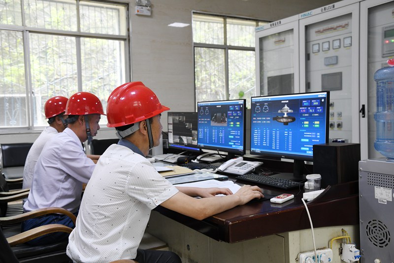 工人在施秉縣觀音巖水電站數(shù)控室作業(yè)。潘希來 攝