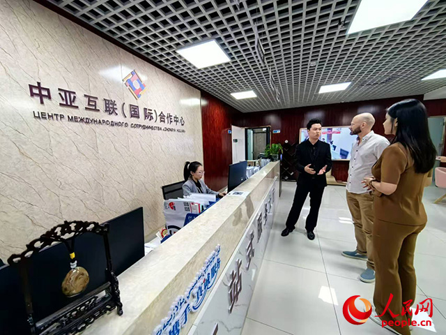 烏魯木齊斯拉夫食品銷售有限責(zé)任公司負(fù)責(zé)人克拉西克·保羅在烏魯木齊經(jīng)濟(jì)技術(shù)開發(fā)區(qū)(頭屯河區(qū))外資企業(yè)服務(wù)中心咨詢業(yè)務(wù)政策。人民網(wǎng)記者 韓婷攝