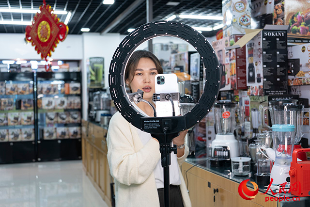 阿依格熱木·哈比別克在進(jìn)行跨境直播帶貨。人民網(wǎng) 常沙攝