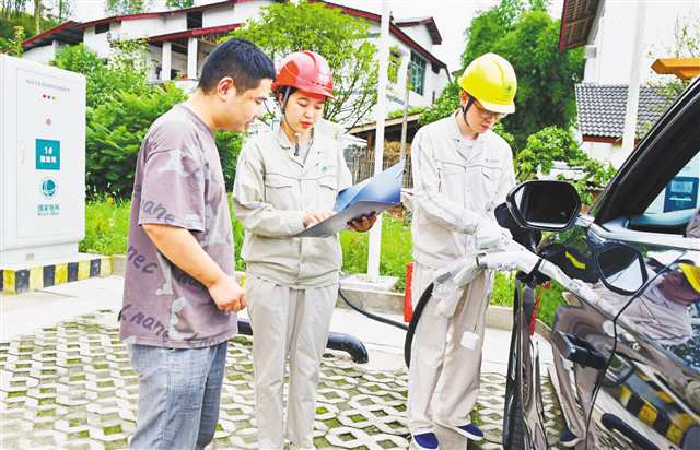 近日，國(guó)網(wǎng)重慶合川供電公司員工在銅溪鎮(zhèn)彎橋村超級(jí)充電站服務(wù)車主充電。通訊員 秦曉東 攝\視覺(jué)重慶