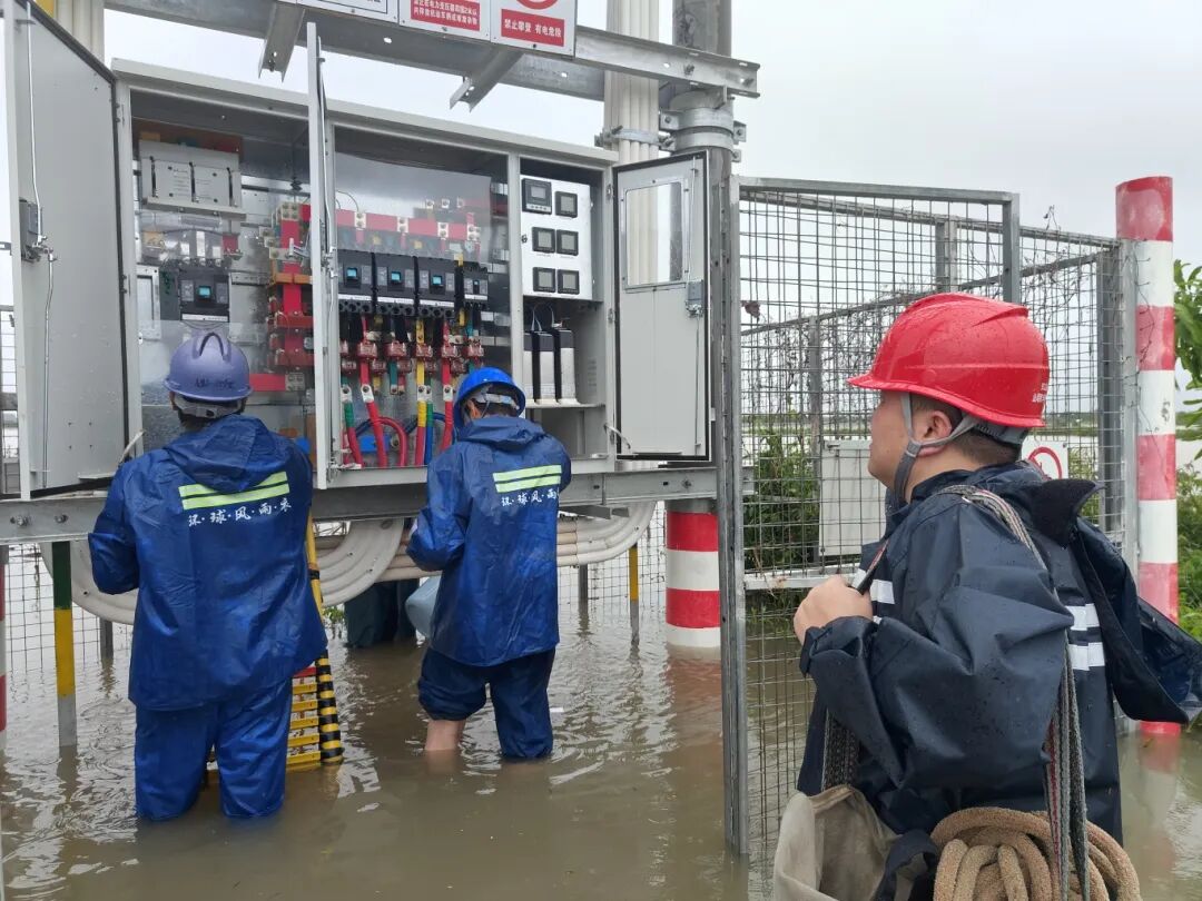 搶修隊員逐一對村內13臺受浸公用變壓器配電箱開展淤泥清理、部件擦拭、絕緣檢測，全方位排查線路受潮漏電風險。.jpg