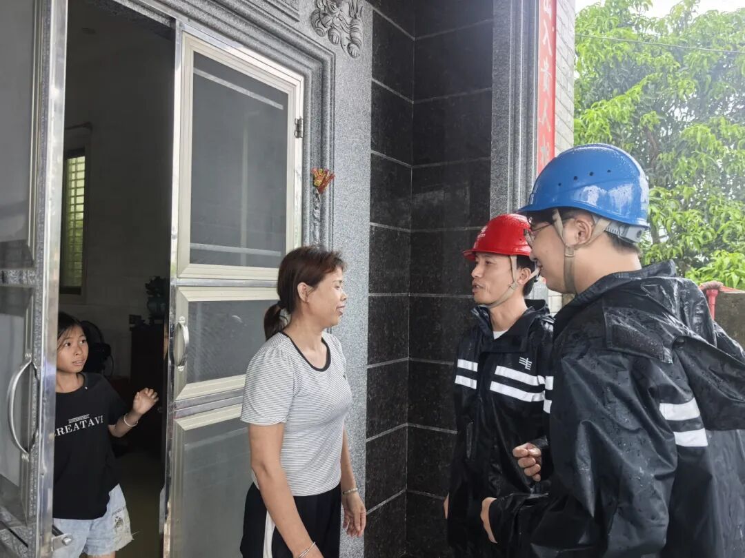 工作人員分組逐戶奔走通知試送電時間，反復叮囑住戶提前處置受潮家電、排查室內線路隱患。.jpg