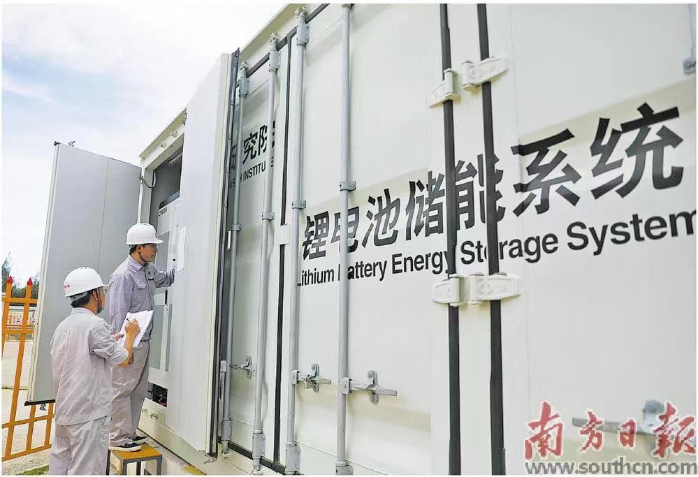 在揭陽(yáng)市惠來(lái)縣東南海邊，海灣石風(fēng)電場(chǎng)配備的儲(chǔ)能示范項(xiàng)目處于平穩(wěn)運(yùn)行當(dāng)中，工作人員正在對(duì)鋰電池儲(chǔ)能艙進(jìn)行巡檢。南方日?qǐng)?bào)記者 張令 攝