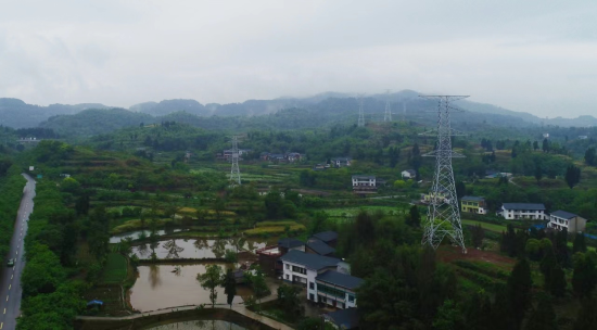 　　圖為川渝特高壓交流工程塔基施工現(xiàn)場(chǎng)。銅梁區(qū)委宣傳部供圖