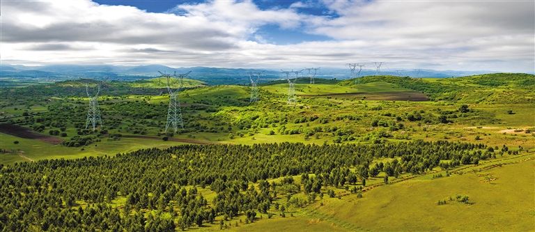 內(nèi)蒙古首條特高壓輸電通道——錫林郭勒盟至山東省1000千伏特高壓輸電線路。.jpg