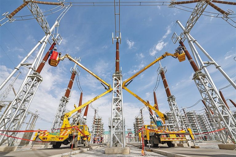 國(guó)網(wǎng)蒙東電力員工在特高壓電網(wǎng)伊克昭換流站清理絕緣子灰塵。.jpg