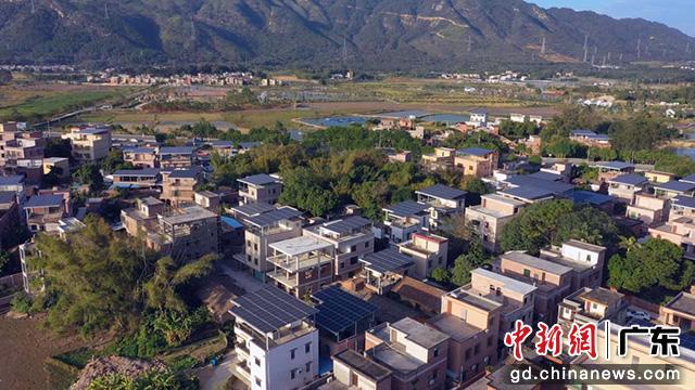 廣東省清遠(yuǎn)市清城區(qū)新馬村屋頂光伏實現(xiàn)了區(qū)域內(nèi)現(xiàn)有用電負(fù)荷的“碳中和”(周曉 攝)