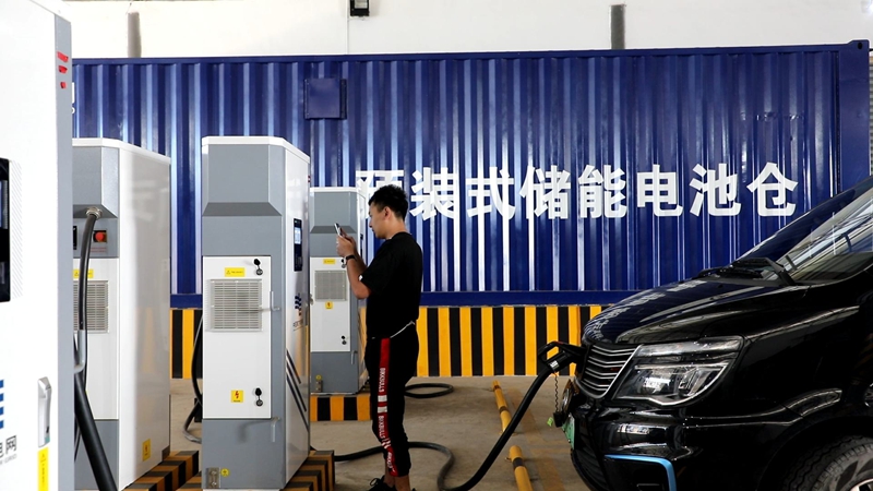 海口新能源車主在通過一張網(wǎng)平臺掃碼充電。  郭衛(wèi)華攝