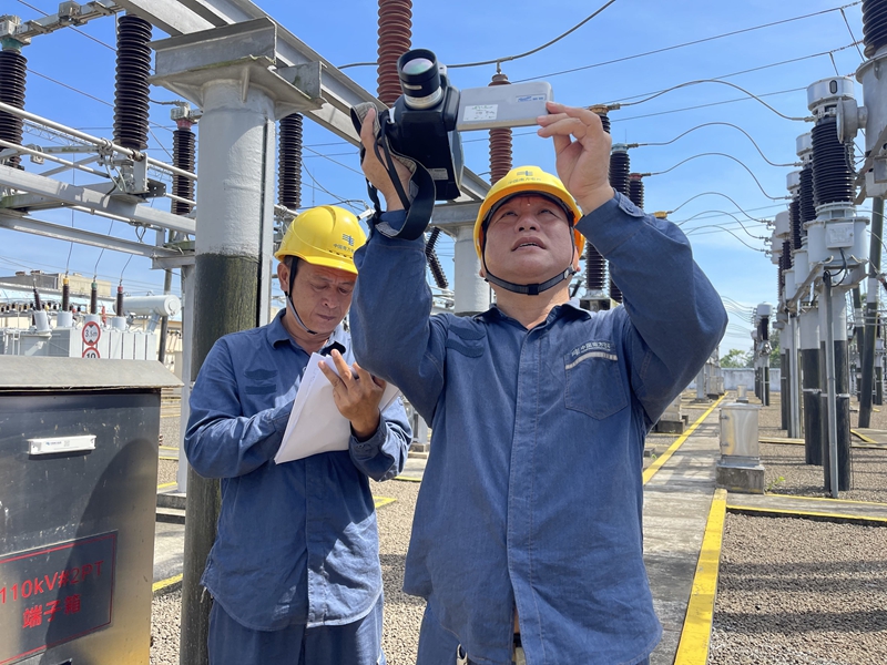 海南電網(wǎng)文昌供電局員工開展電力設備安全檢查。  宋印官攝