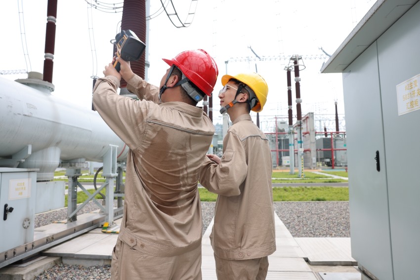 工作人員對站內(nèi)重點保電線路開展紅外測溫。肖力姝攝