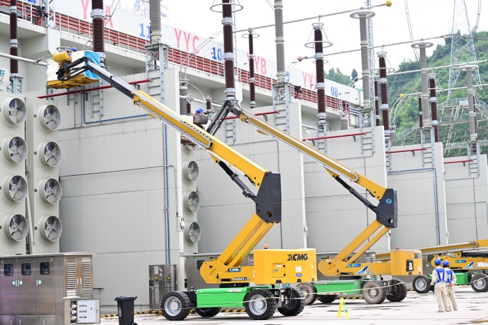 檢修人員在渝北換流站進(jìn)行低端換流變避雷器、電流互感器斷引。張弛攝