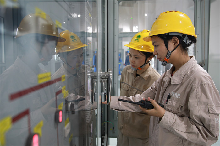 2026年5月25日，在鶴山220千伏變電站，國網(wǎng)成都供電公司員工進(jìn)行設(shè)備試運(yùn)行檢查。陳紅梅攝