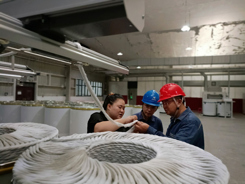 德宏盈江供電局工作人員到盈江縣工業(yè)園企業(yè)開展用電安全用電檢查。孫華攝