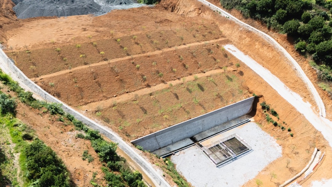 水城區(qū)煤矸石填溝造地試點項目建設(shè)現(xiàn)場。郭立攝