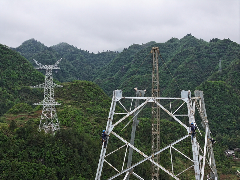 4、500千伏務(wù)川輸變電工程線路塔基組立現(xiàn)場(chǎng)。 潘聰 攝.JPG