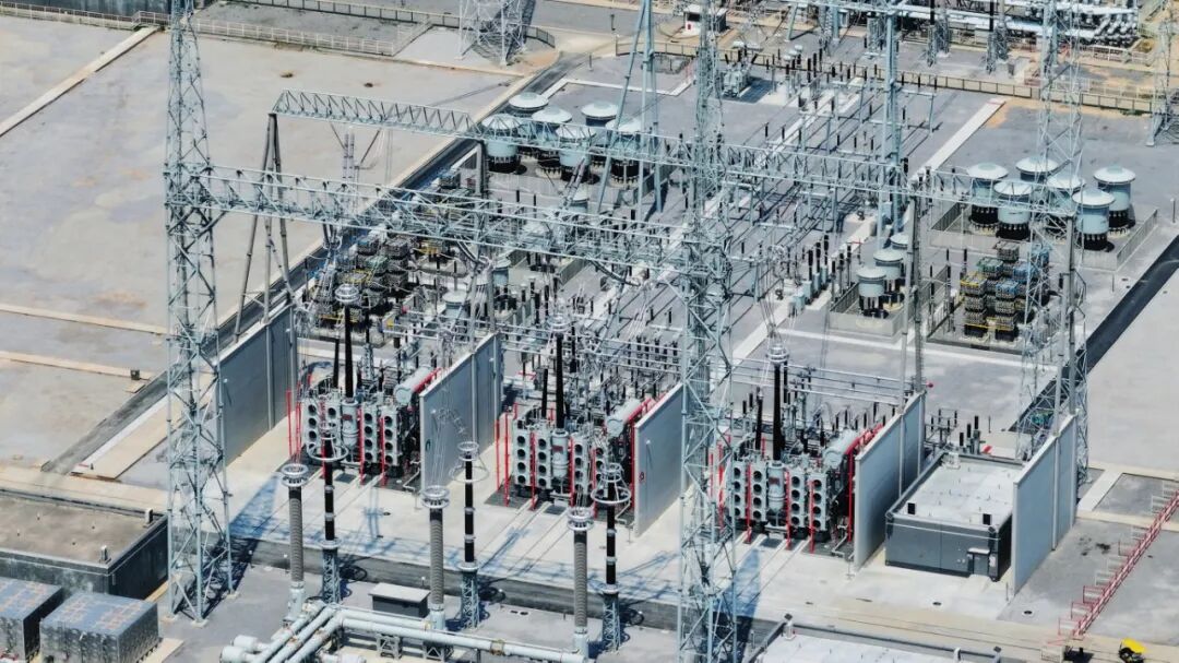曹州特高壓變電站新安裝的300萬千伏安主變壓器.jpg