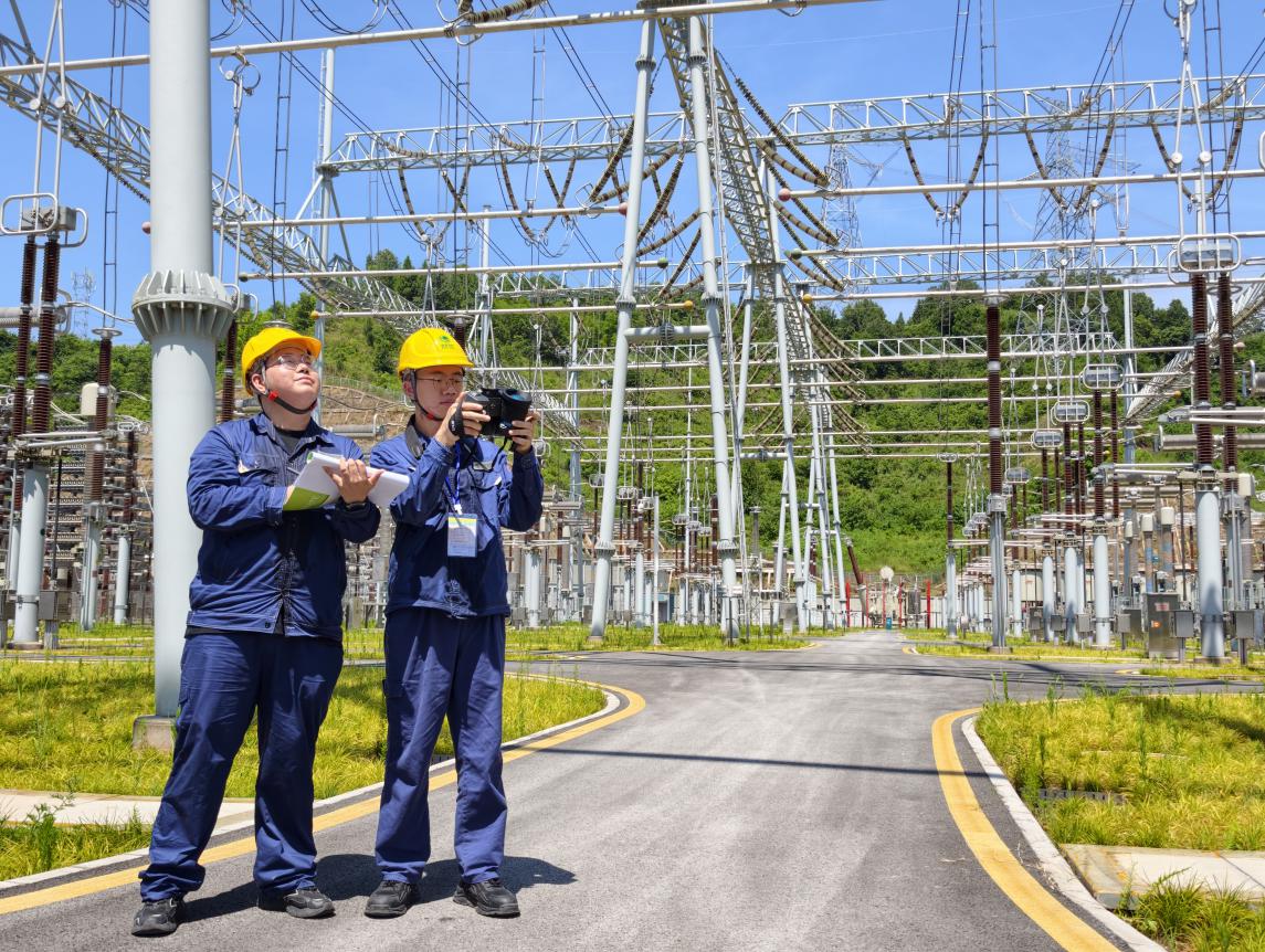 國(guó)網(wǎng)重慶超高壓公司員工在“疆電入渝”工程渝北換流站開(kāi)展設(shè)備巡視。張蕾攝