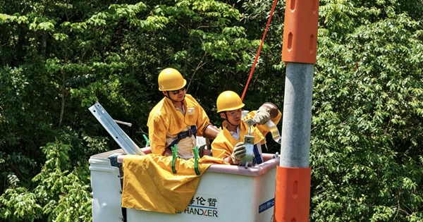 國網(wǎng)重慶武隆供電公司員工在仙女山鎮(zhèn)帶電組立電桿。夏夢潞攝