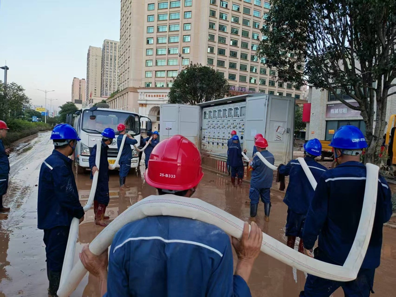 南方電網(wǎng)興義興仁供電局馳援廣西貴港搶險(xiǎn)復(fù)電人員對10千伏普旺線受災(zāi)線路環(huán)網(wǎng)柜進(jìn)行清理修復(fù)。陳子健 攝