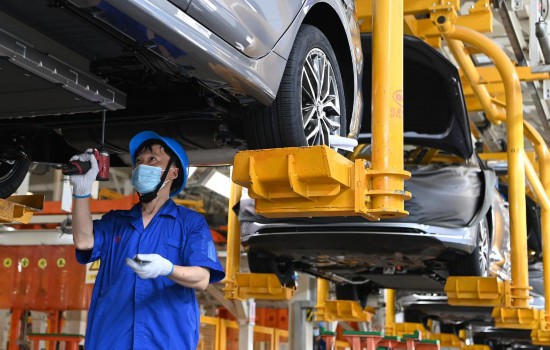 2022年4月20日，工作人員在陜西西安比亞迪草堂工業(yè)園汽車總裝廠進(jìn)行新能源汽車裝配。新華社記者劉瀟攝