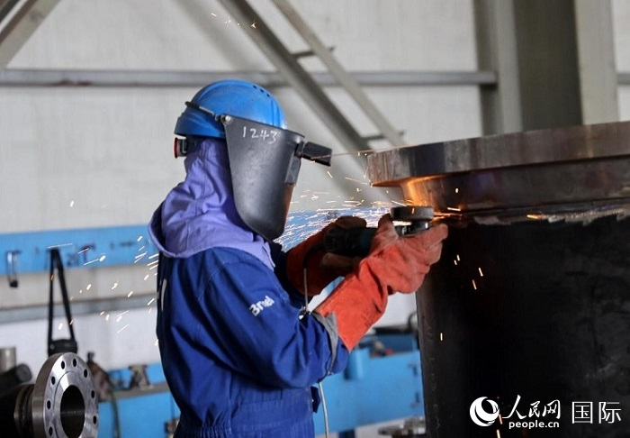 CPECC第一建設公司阿聯(lián)酋項目的培訓制造中心車間內，工人正在進行焊接作業(yè)。人民網(wǎng)記者 管克江攝