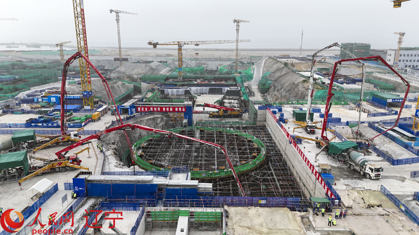 7月17日，徐大堡核電站2號機(jī)組澆灌核島反應(yīng)堆第一罐混凝土，這標(biāo)志著2號機(jī)組主體工程開工。人民網(wǎng) 湯龍攝