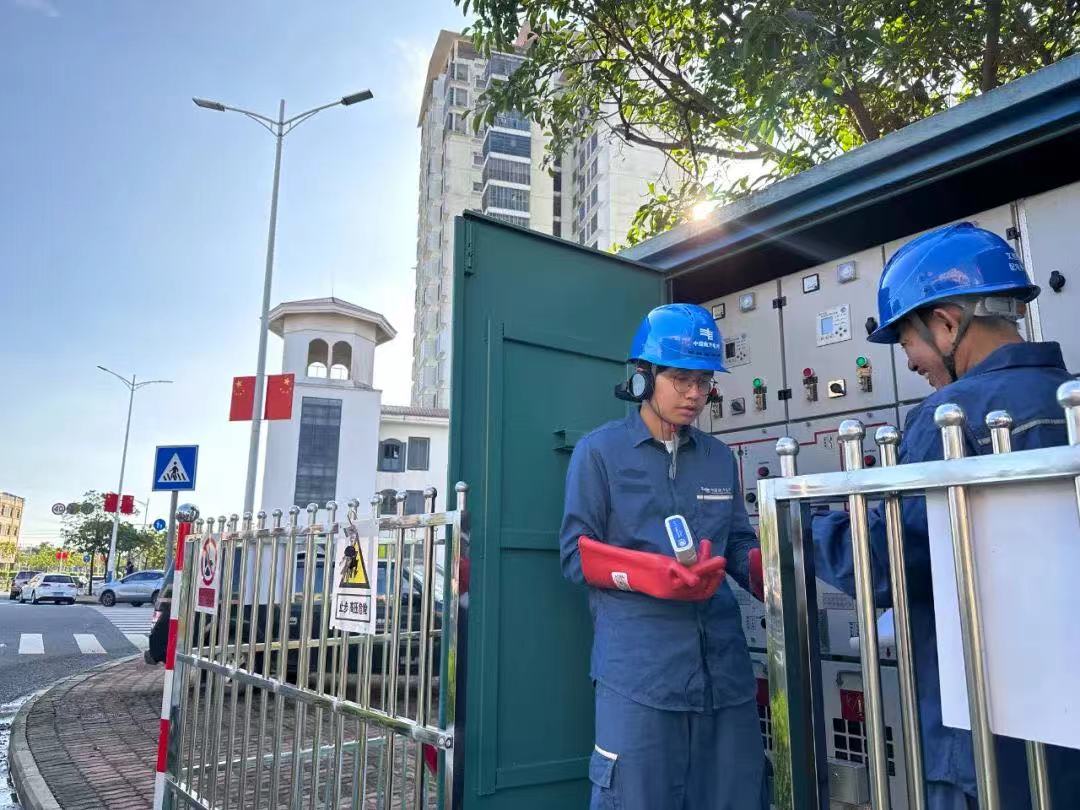 國(guó)慶期間，南方電網(wǎng)海南文昌供電局南部配電中心工作人員在重點(diǎn)線路檢查環(huán)網(wǎng)柜。李光燁 攝.jpg