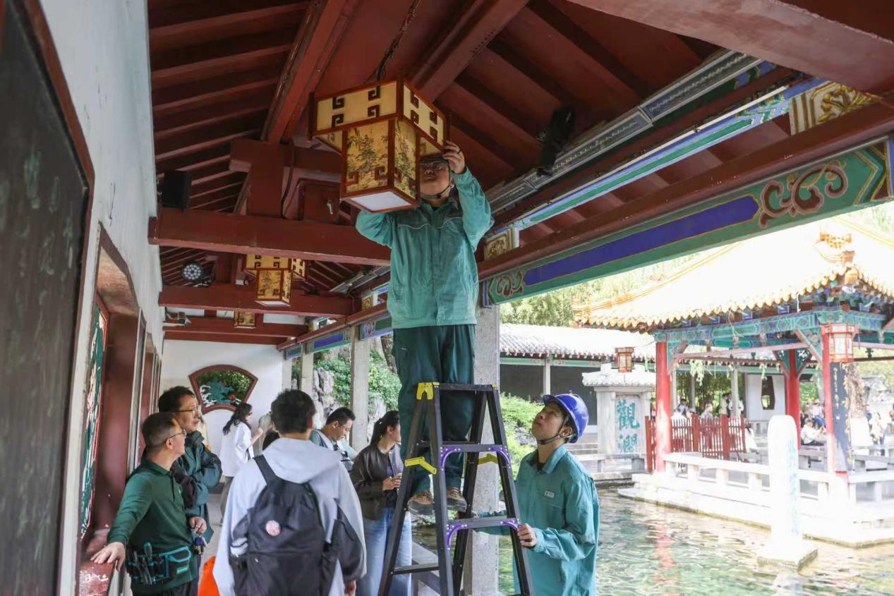 國網(wǎng)濟南供電公司工作人員在趵突泉景區(qū)排查景觀燈安全用電隱患