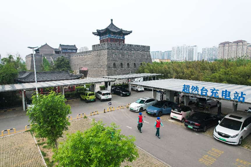 國網(wǎng)諸城市供電公司工作人員到超然臺景區(qū)充電站檢查充電設(shè)備