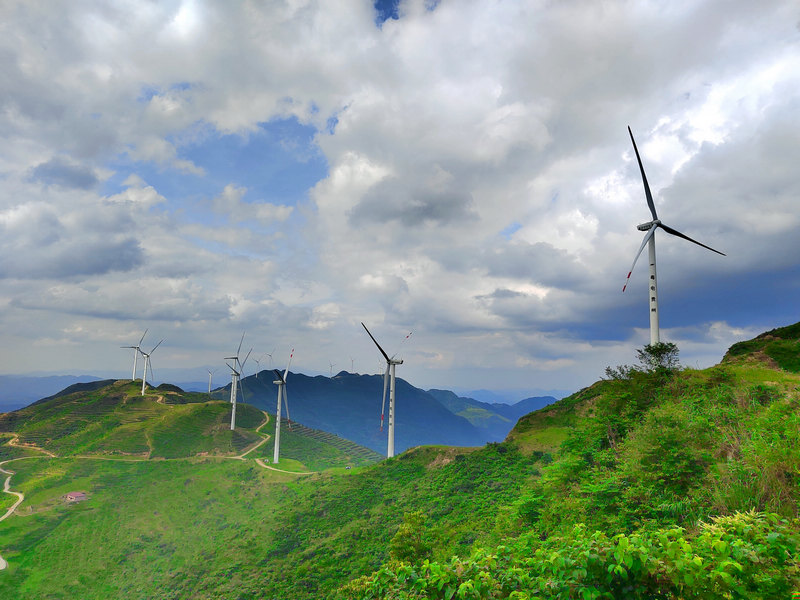 銅仁市石阡縣大頂山風(fēng)電場，24臺挺拔的“大風(fēng)車”迎風(fēng)轉(zhuǎn)動，源源不斷輸送綠色能源。陳廈華攝