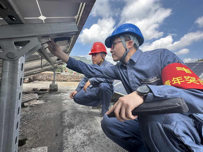 在六盤水盤州市納木村綜合能源示范項目現(xiàn)場，南方電網(wǎng)貴州六盤水盤州供電局黨員服務(wù)隊隊員開展安全用電檢查。劉菲菲攝