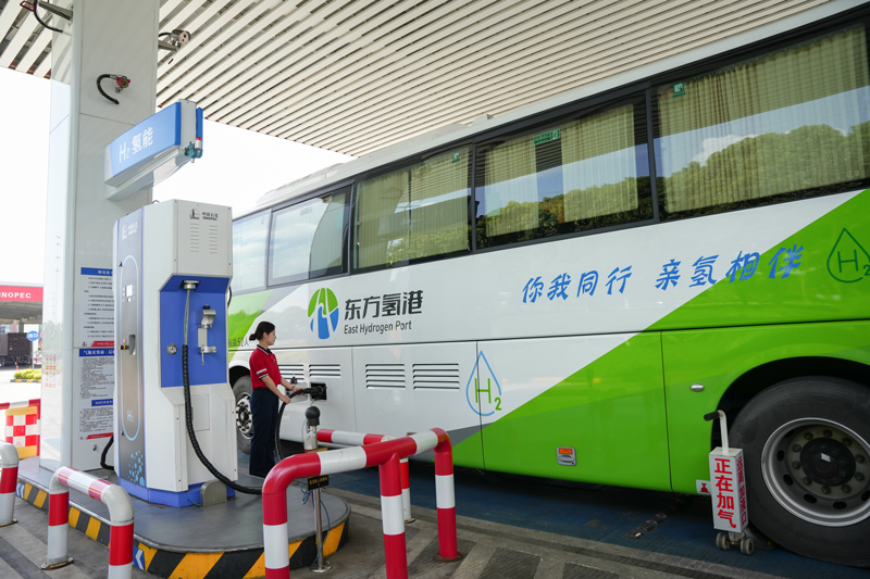 氫能巴士在加氫站等候加氫。中國石化浙江石油供圖
