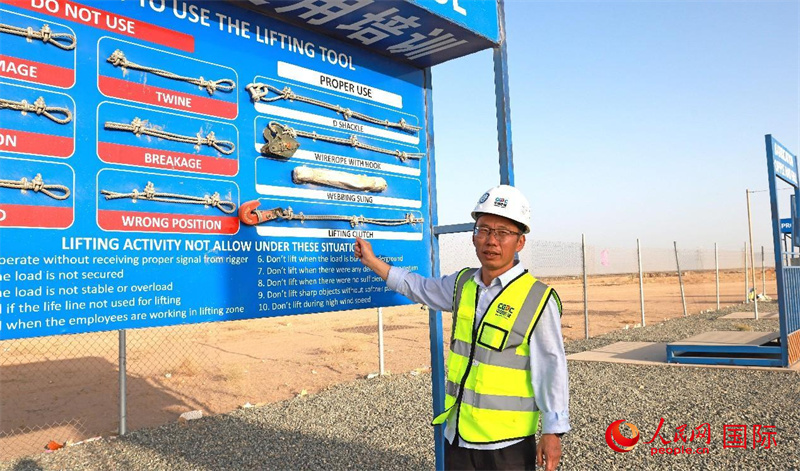 中國能建國際工程公司副總經(jīng)理兼阿爾舒巴赫電站項(xiàng)目經(jīng)理熊高峽展示安全培訓(xùn)中心設(shè)施。人民網(wǎng)記者 管克江攝