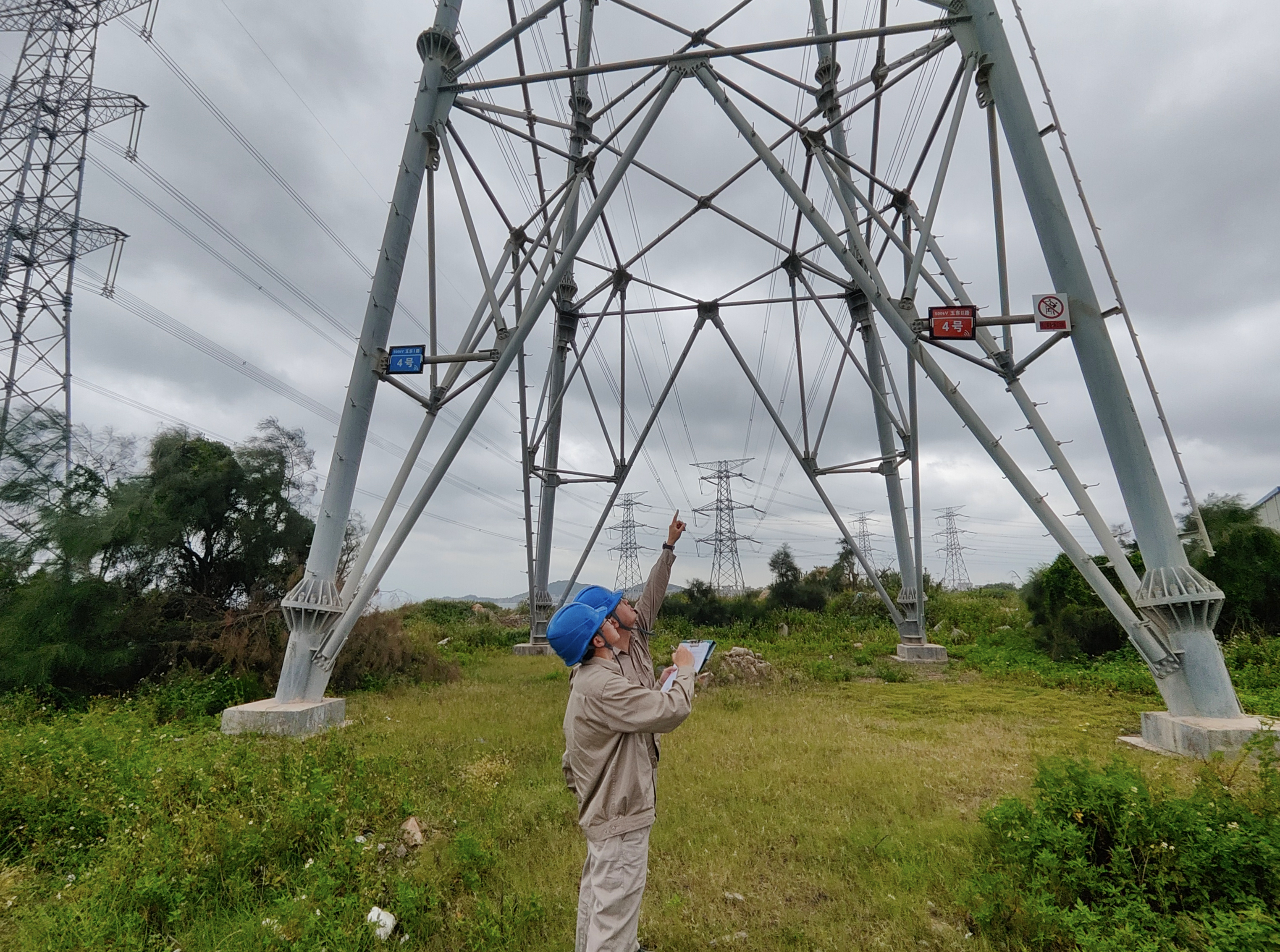 9月1日國網(wǎng)福州供電公司超高壓班班員在福建省福清市三山鎮(zhèn)前薛村對500千伏玉東ⅠⅡ路4號塔進行防臺特巡（陳德鈞）1.jpg