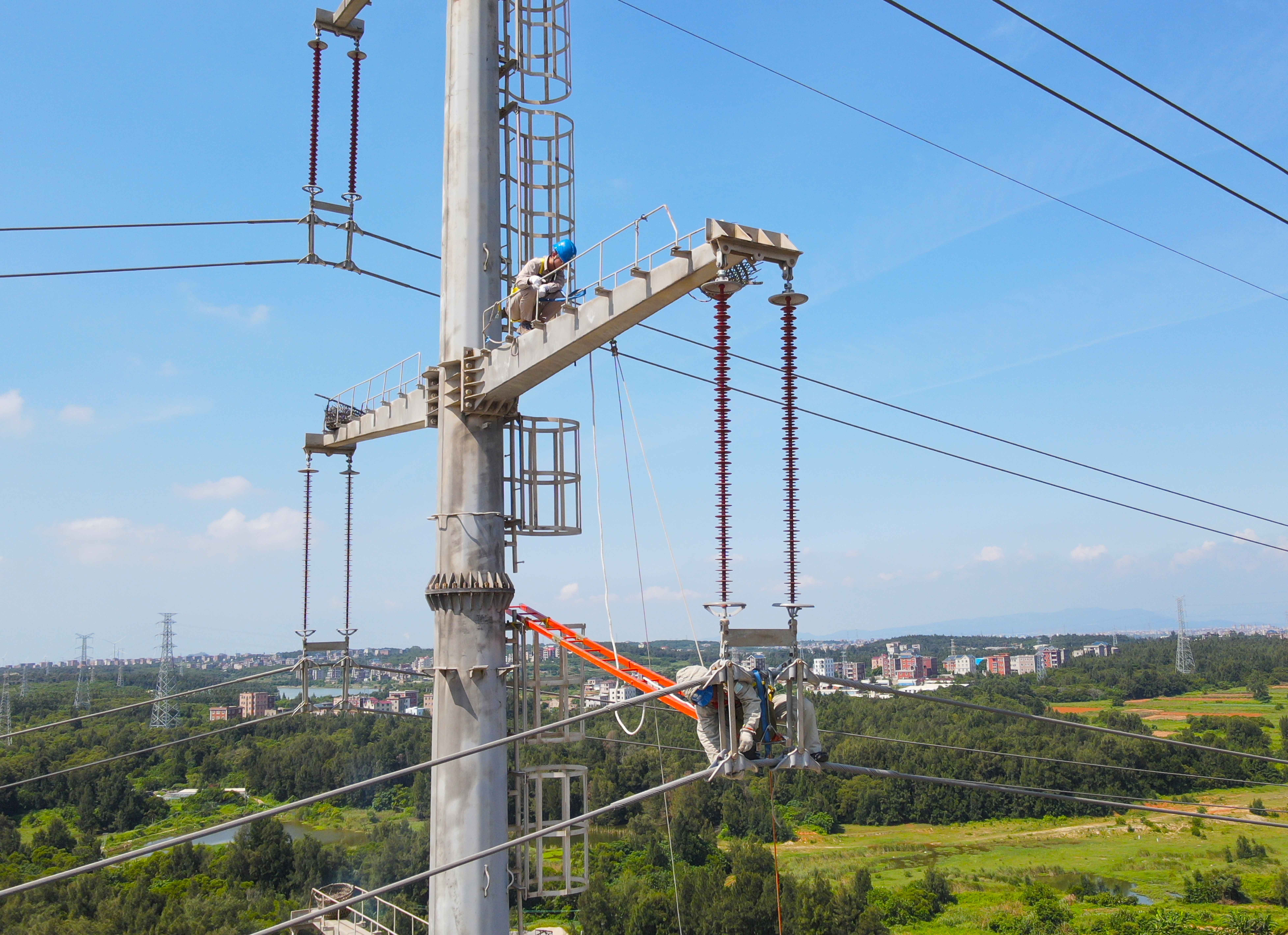 9月18日國網(wǎng)福州供電公司輸電帶電作業(yè)一班班員在福建省福清市高山鎮(zhèn)<span id=