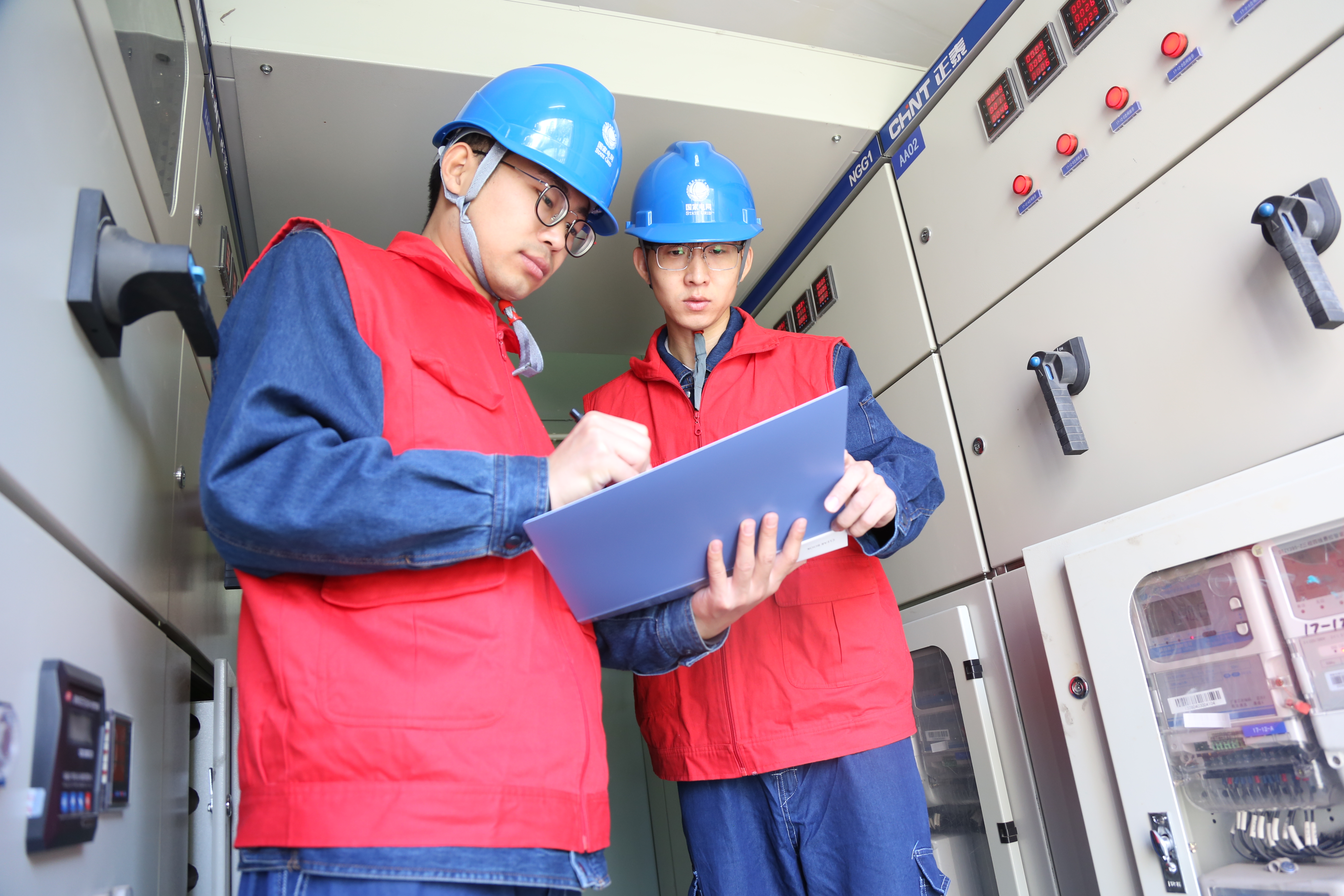 9月25日，黑龍江大慶供電公司配電運(yùn)行人員曲桉卓和高士成在大慶市讓胡路區(qū)創(chuàng)業(yè)城小區(qū)10千伏創(chuàng)業(yè)變電臺區(qū)填寫設(shè)備檢修<span id=