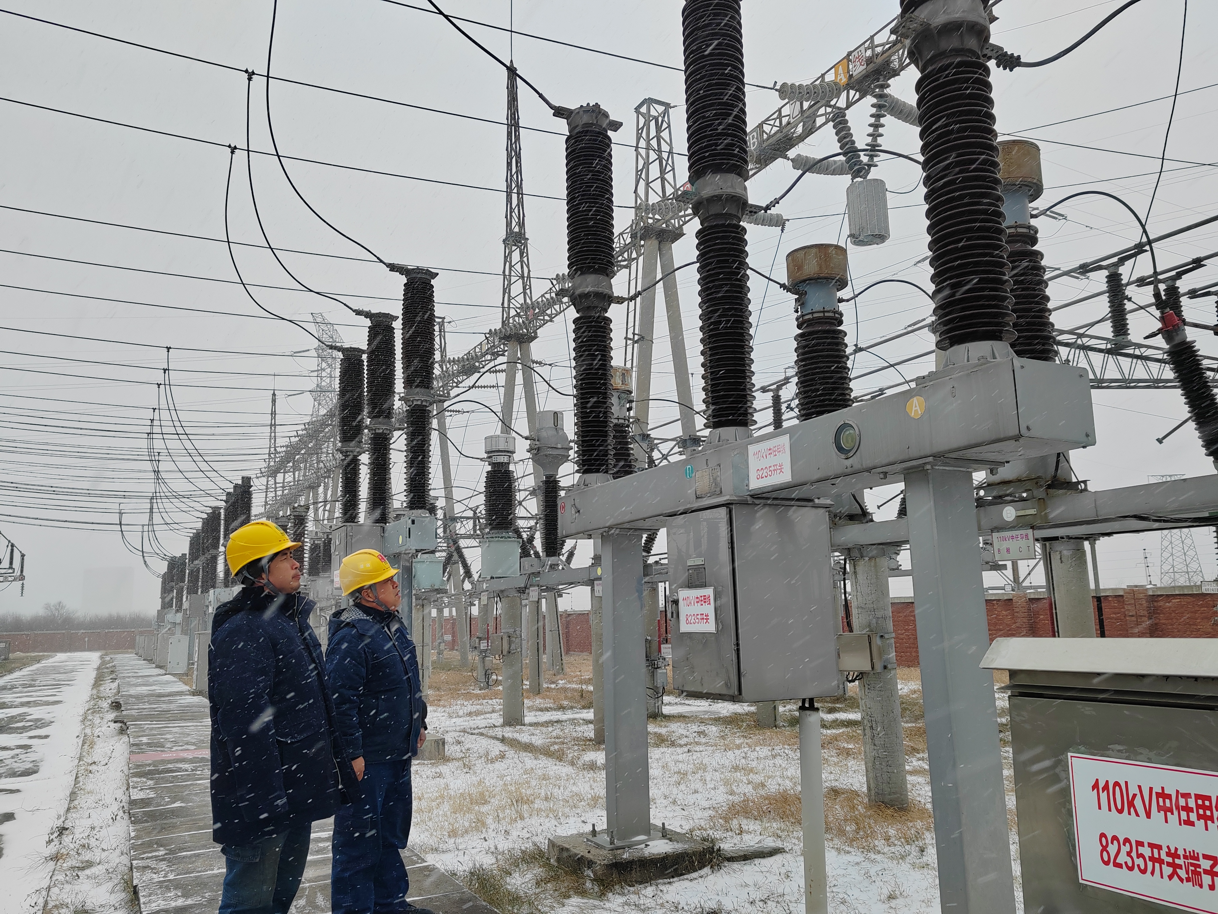 11月6日，黑龍江大慶供電公司員工張富、孫伯慶在220千伏中本變電站檢查巡視站內(nèi)設(shè)備。（景德龍）.jpg