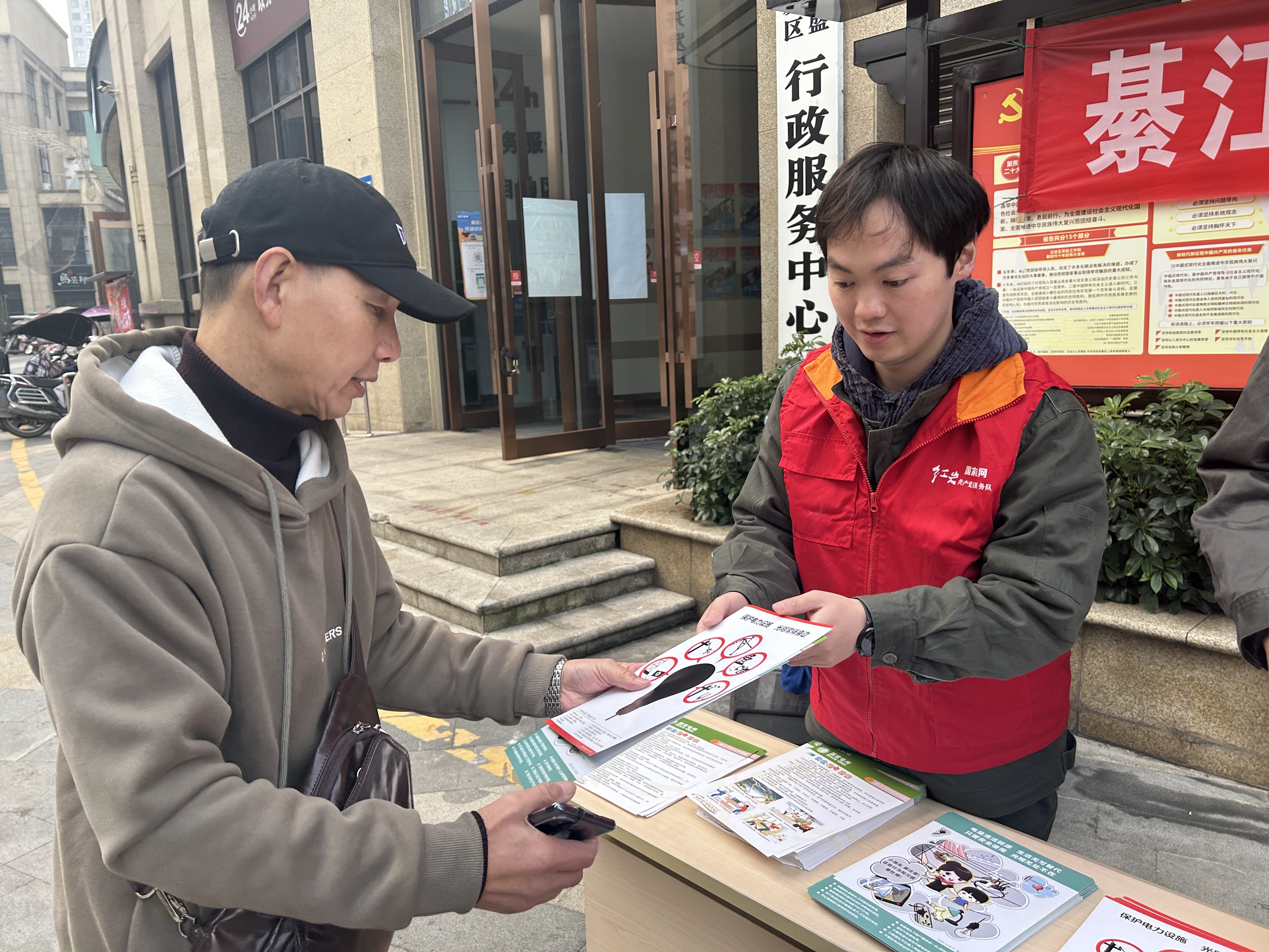 11月21日，國網(wǎng)重慶綦江供電公司工作人員在萬盛經(jīng)開區(qū)國能天街開展“安全文化宣傳周”活動。（何青 攝）1.jpg