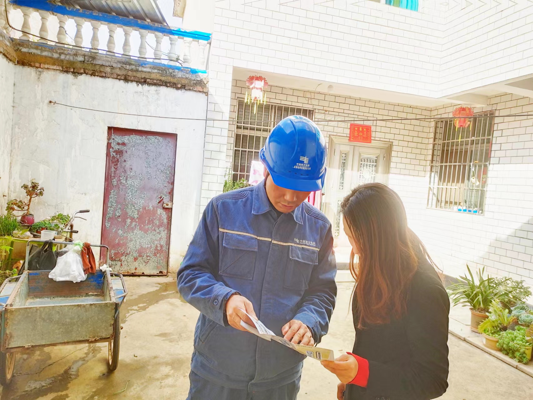 2、工作人員主動上門向客戶宣傳安全用電知識，發(fā)放安全用電宣傳資料.jpg