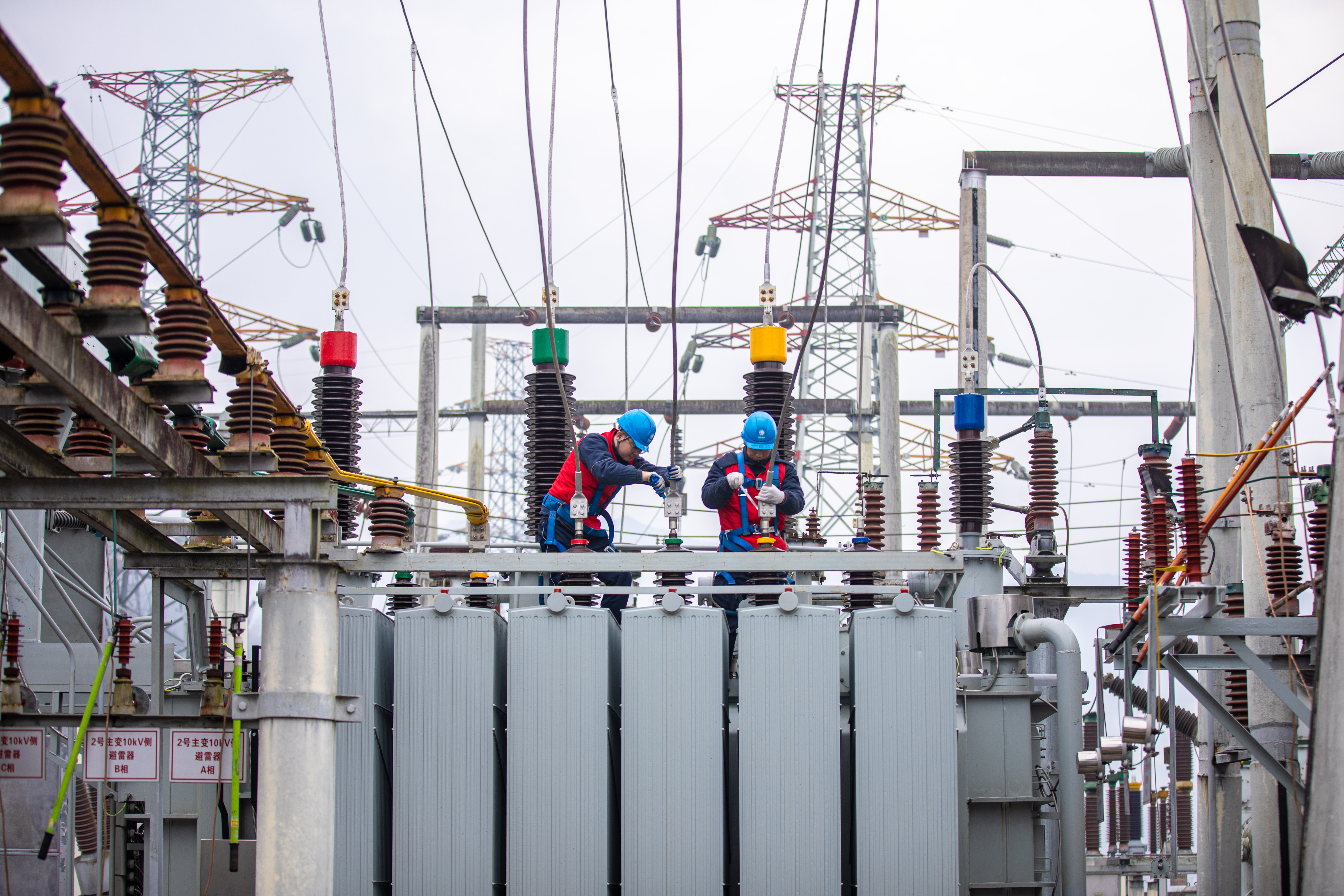1月9日，重慶開州供電公司員工蔣向陽等在110千伏縣壩變電站，對2號主變進(jìn)行技改。（安姚鑫 ） (3).jpg