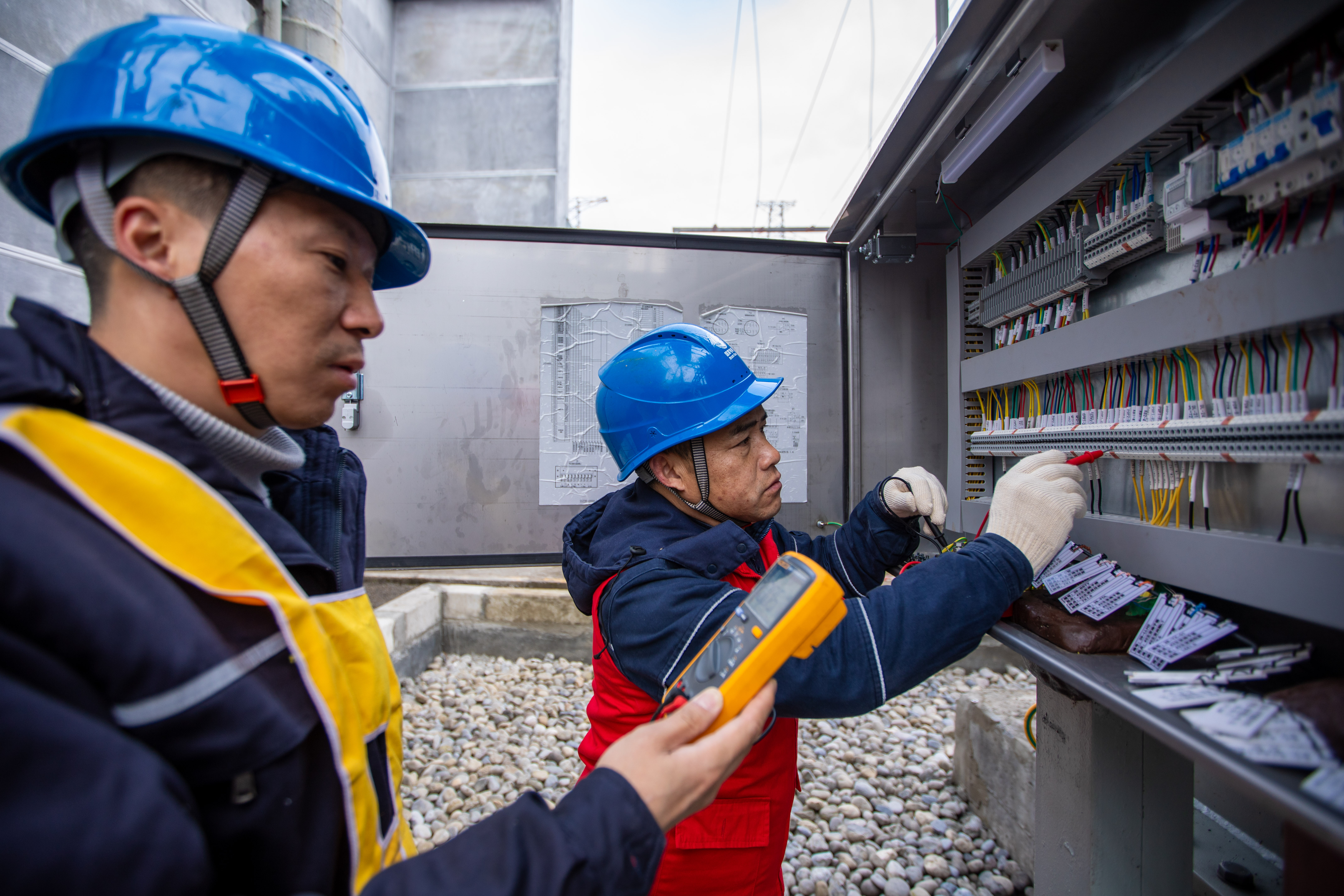 1月9日，重慶開州供電公司員工蔣向陽等在110千伏縣壩變電站，對2號主變進(jìn)行技改。（安姚鑫 ） (4).jpg