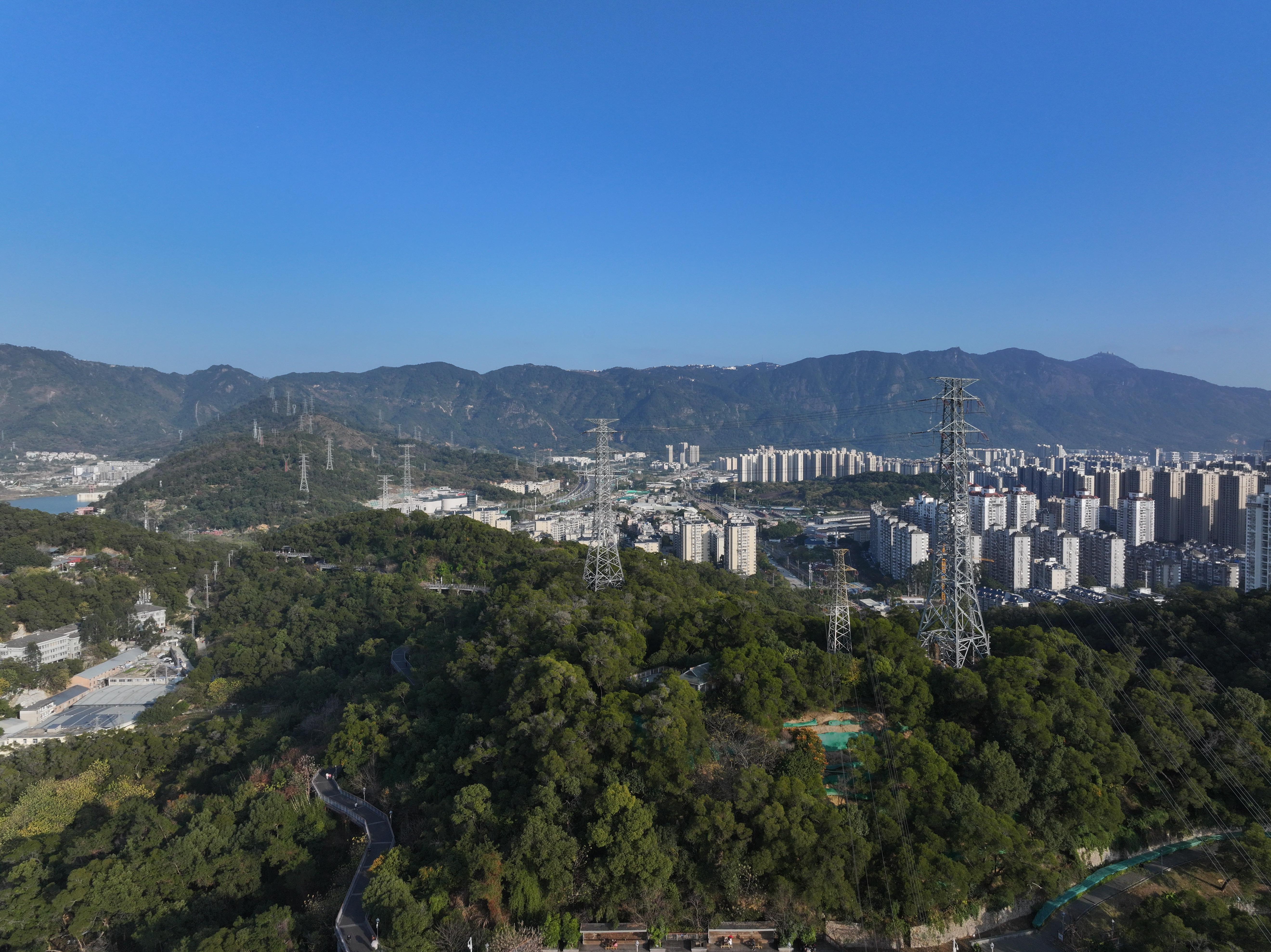 1月16日國網(wǎng)福州供電公司輸電運維人員在福州市鼓樓區(qū)金雞山對220千伏榕公線37號塔的金具、絕緣子串等設備進行檢查維護，確保線路安全可靠供電（陳德鈞）5.jpg