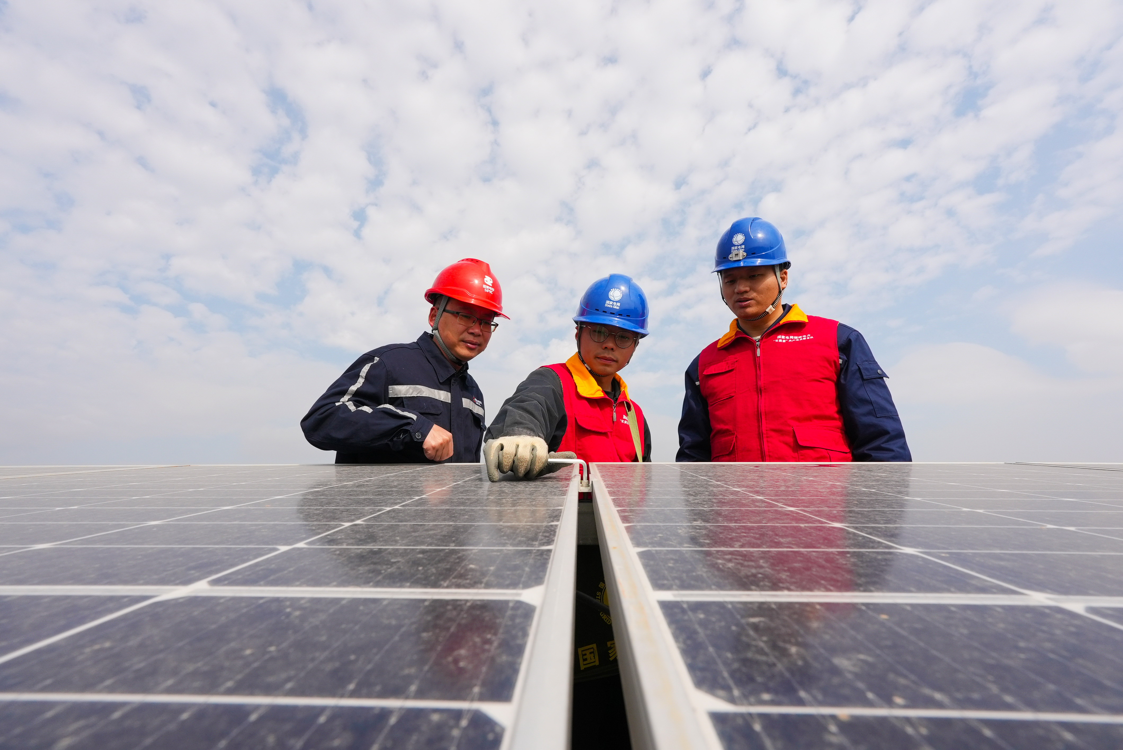 國網福州供電公司工作人員對園區(qū)企業(yè)的屋頂光伏發(fā)電設備進行巡查（陳德鈞）6.jpg