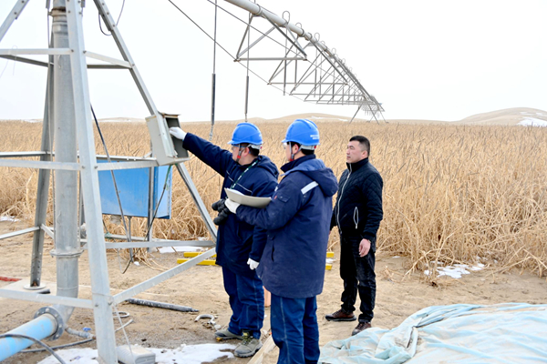 3月6日，供電員工檢查治沙站用電設(shè)備運(yùn)行情況。（王騫 攝）_副本.jpg