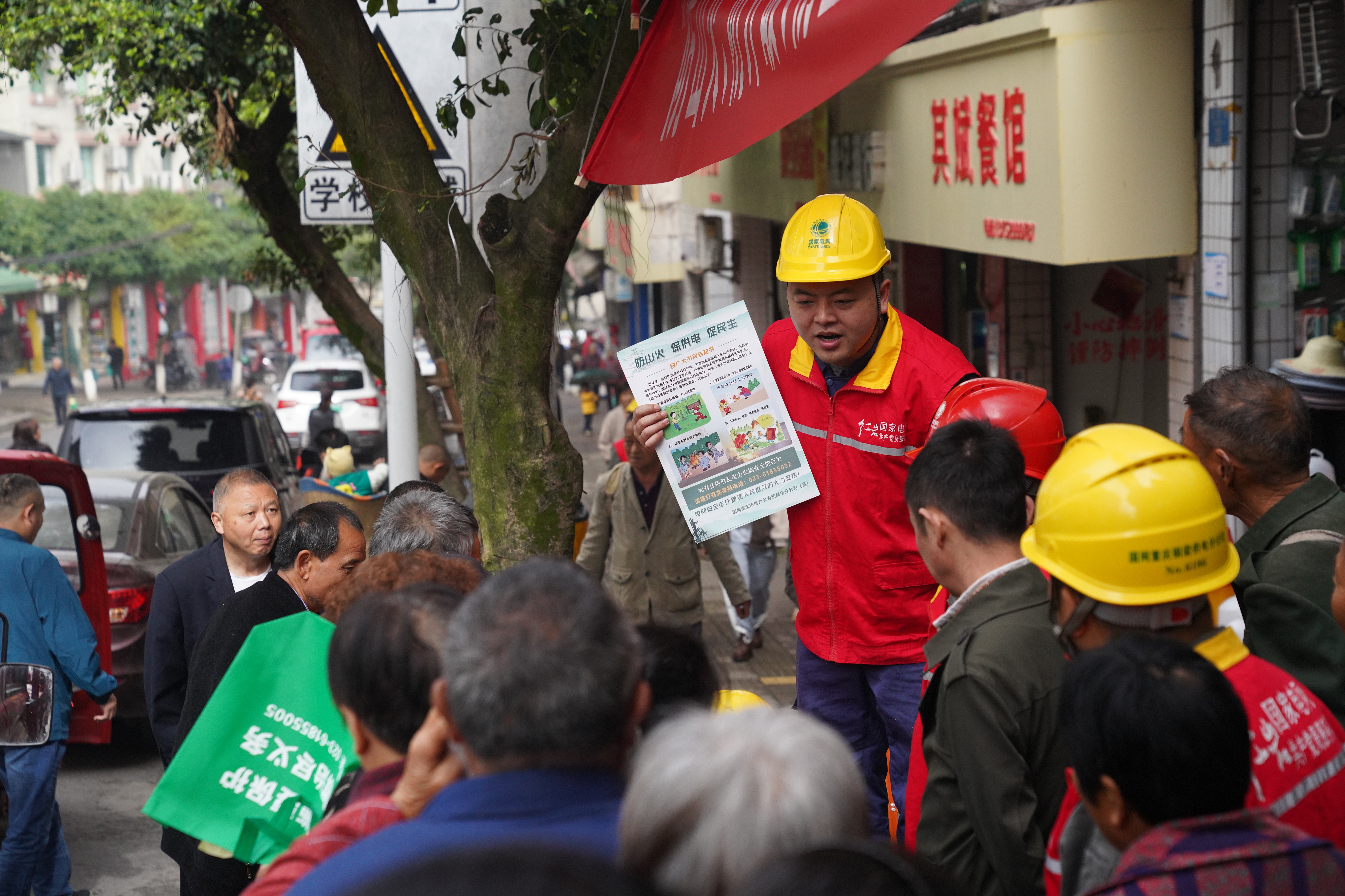 4月1日，重慶銅梁供電公司與銅梁區(qū)高壓輸電通道聯(lián)合防控機(jī)制辦公室成員單位，在永嘉鎮(zhèn)開展了清明節(jié)前高壓輸電通道“防山火、防外破、防空飄”宣傳。（顏玲莉）.JPG